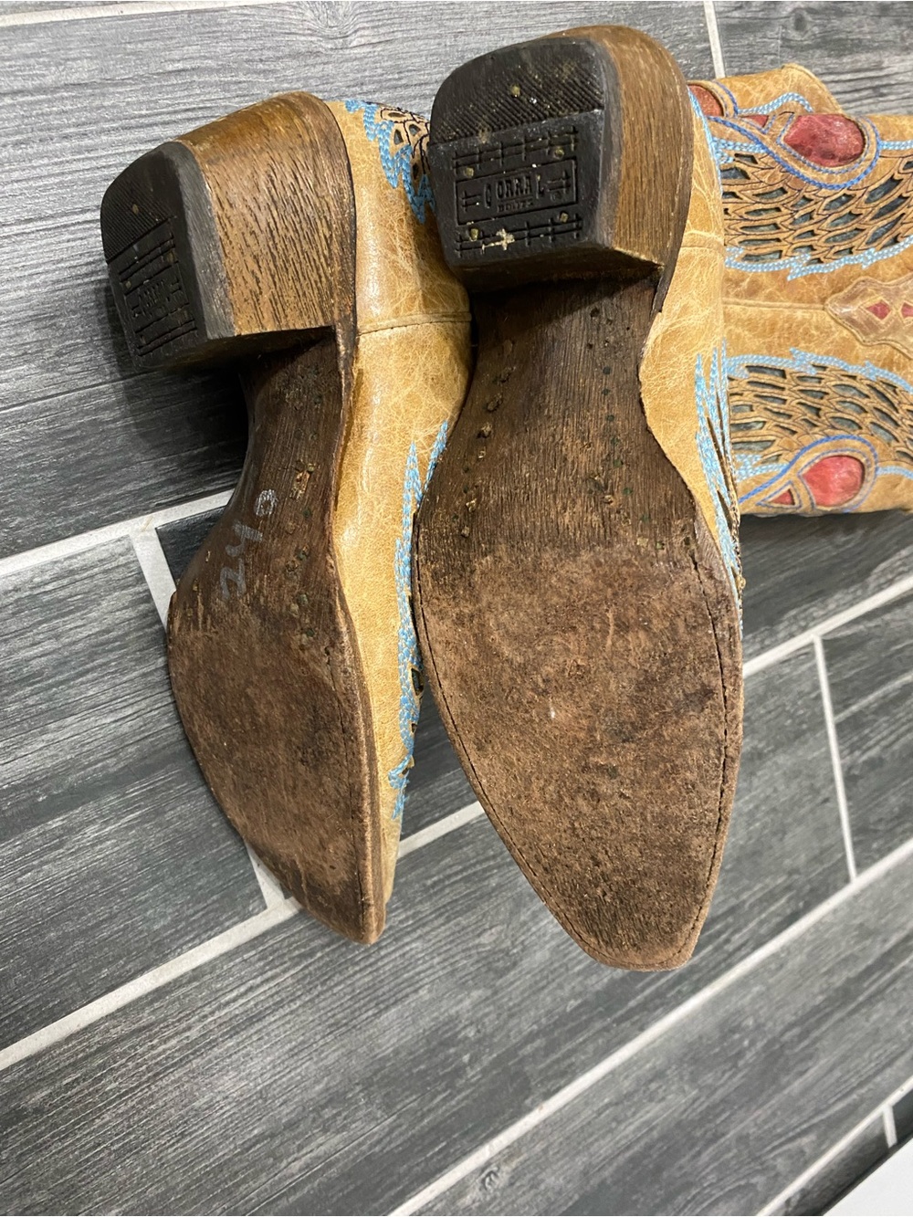 Corral Vintage Heart and Wing Boots 8M - Picture 8 of 10